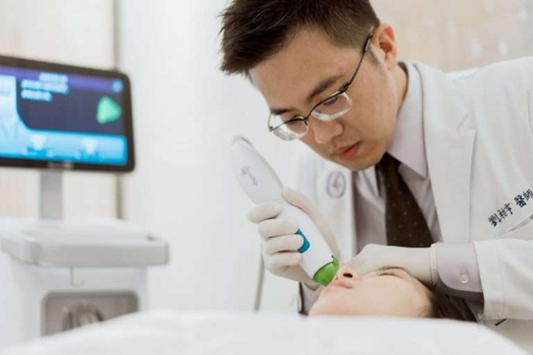 劉柏亨醫師指出：「老化是全面性的」，再厲害的醫美療程，都無法一次到位，應該要「基於醫理，分層治療」，針對皮膚各層次做個別化處理，才能真正達到減齡抗老。