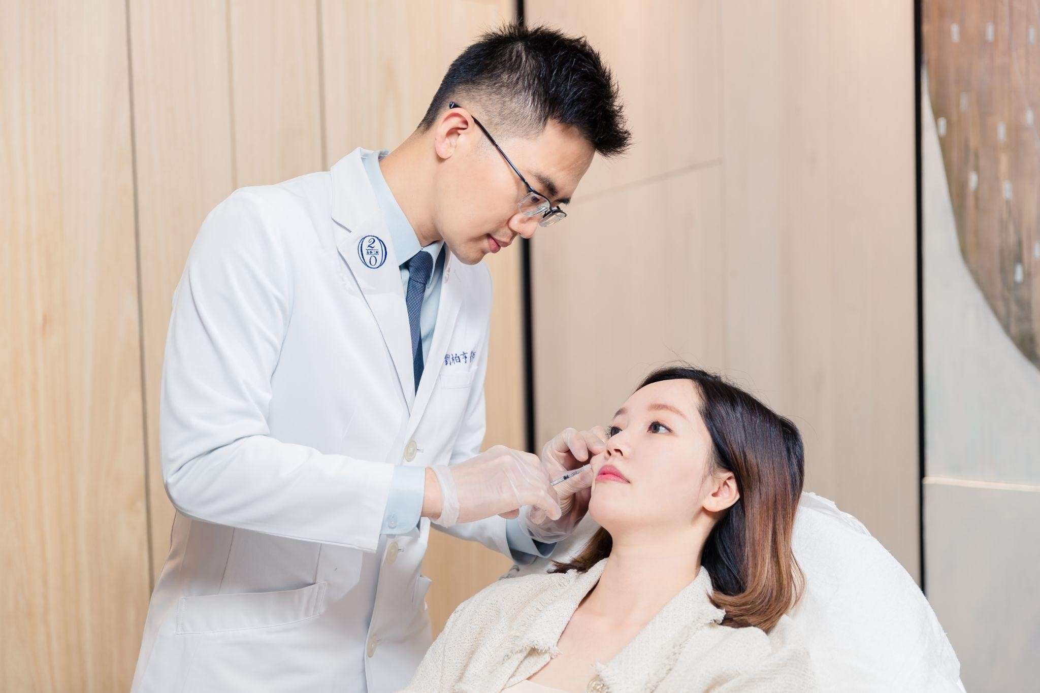 四季診所劉柏亨院長為顧客進行注射