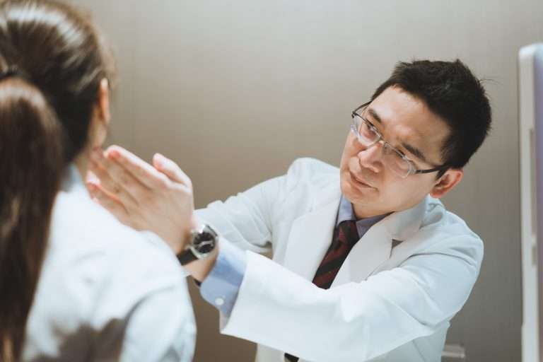 20SKIN台中／二林四季皮膚科的施百潤醫師，擅長敏感肌、酒糟肌(玫瑰斑)的診斷與治療，看診仔細親切。