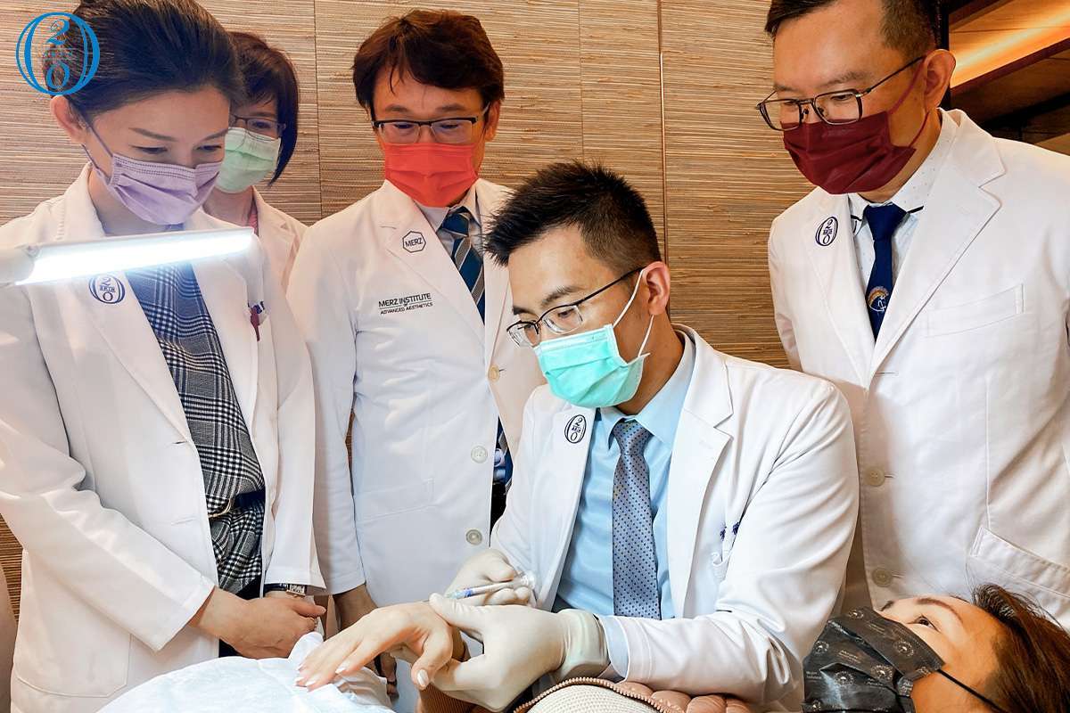 台中四季診所劉柏亨醫師進行手部晶亮瓷治療。