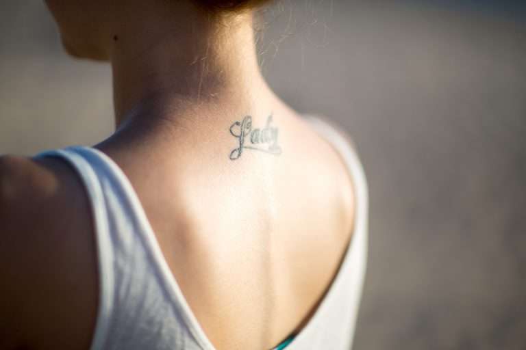 想除刺青的女生