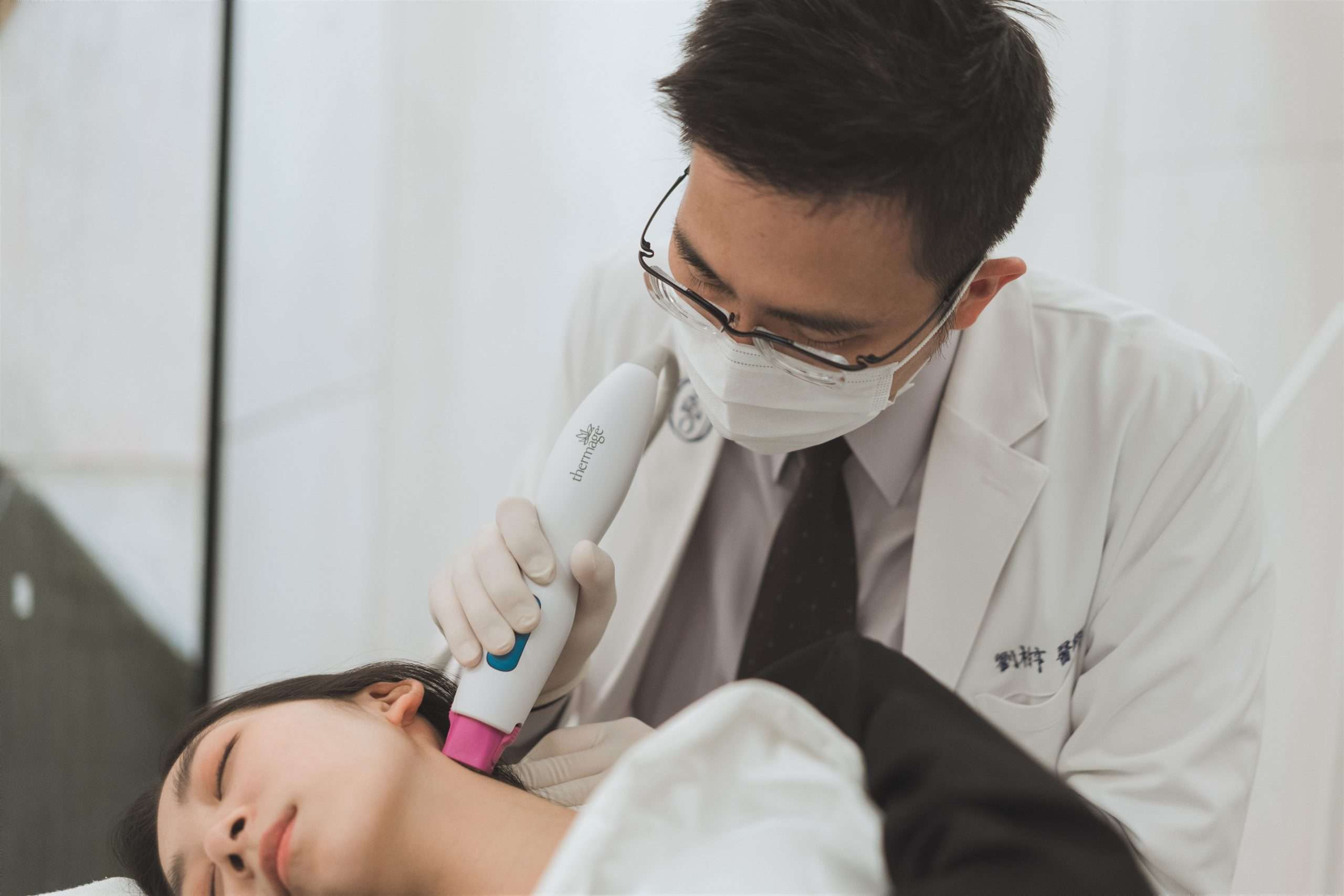 台中/二林四季皮膚科診所劉柏亨醫師表示，因應個人需求可以加強拉提脖子和後頸部的線條