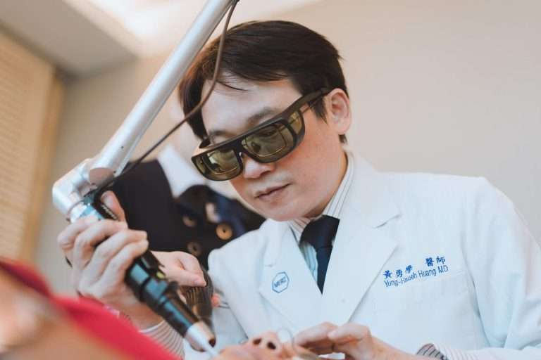 黃勇學醫師施打755蜂巢皮秒雷射