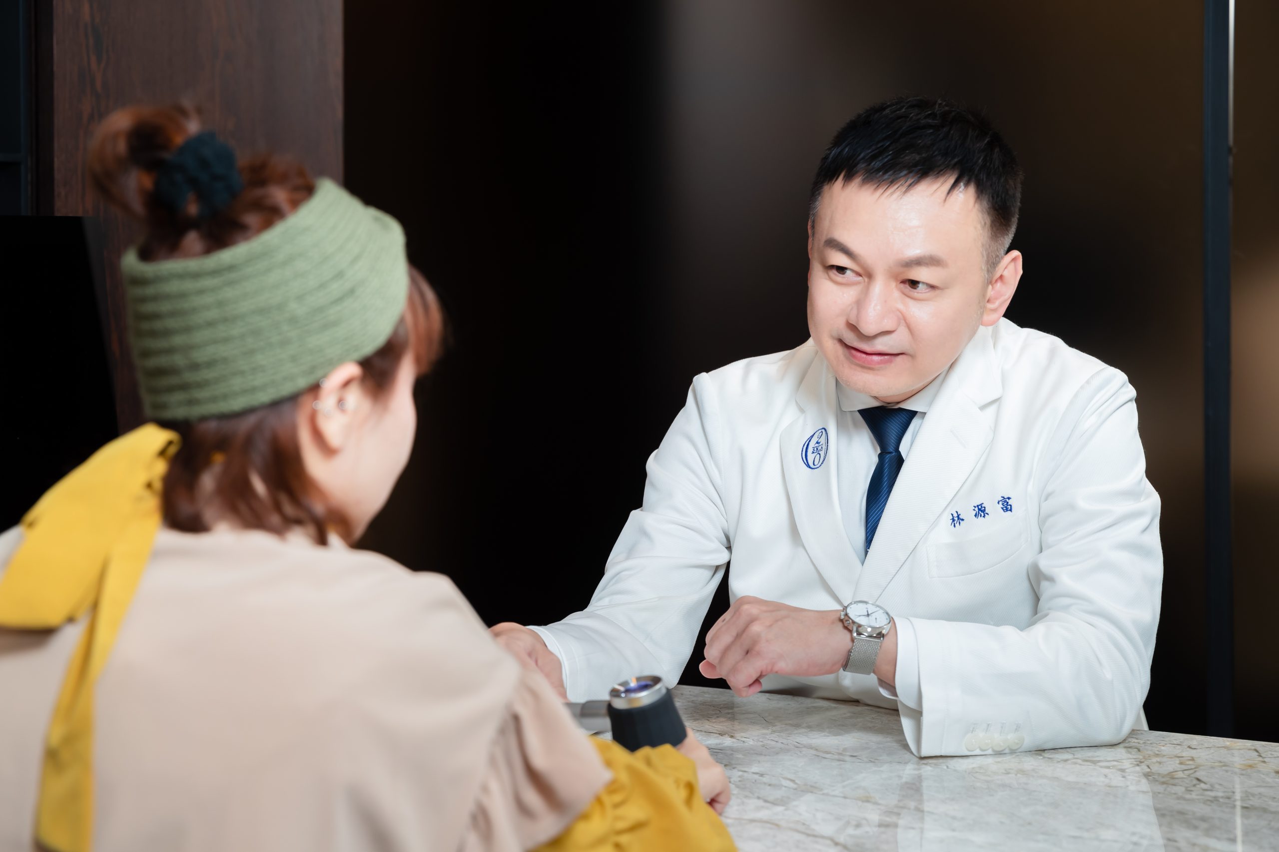 台中/二林四季皮膚科診所林源富醫師使用皮膚鏡診斷斑點種類