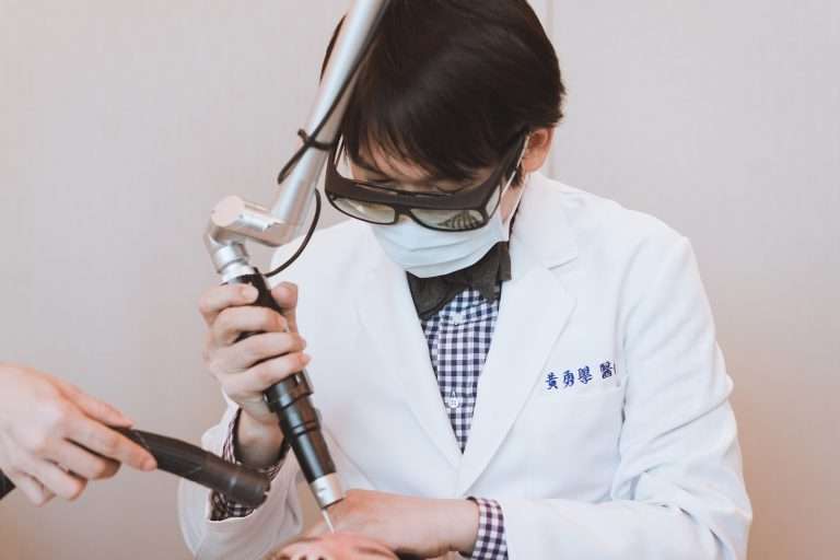 黃勇學醫師施打755蜂巢皮秒雷射