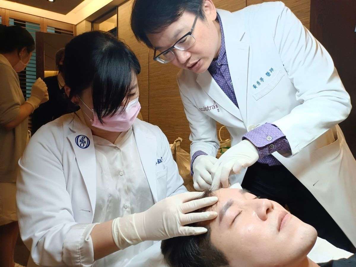 台中皮膚科四季診所，黃勇學醫師與林鈺敏醫師進行雄性禿治療瑞捷AMT雄性禿治療技術。