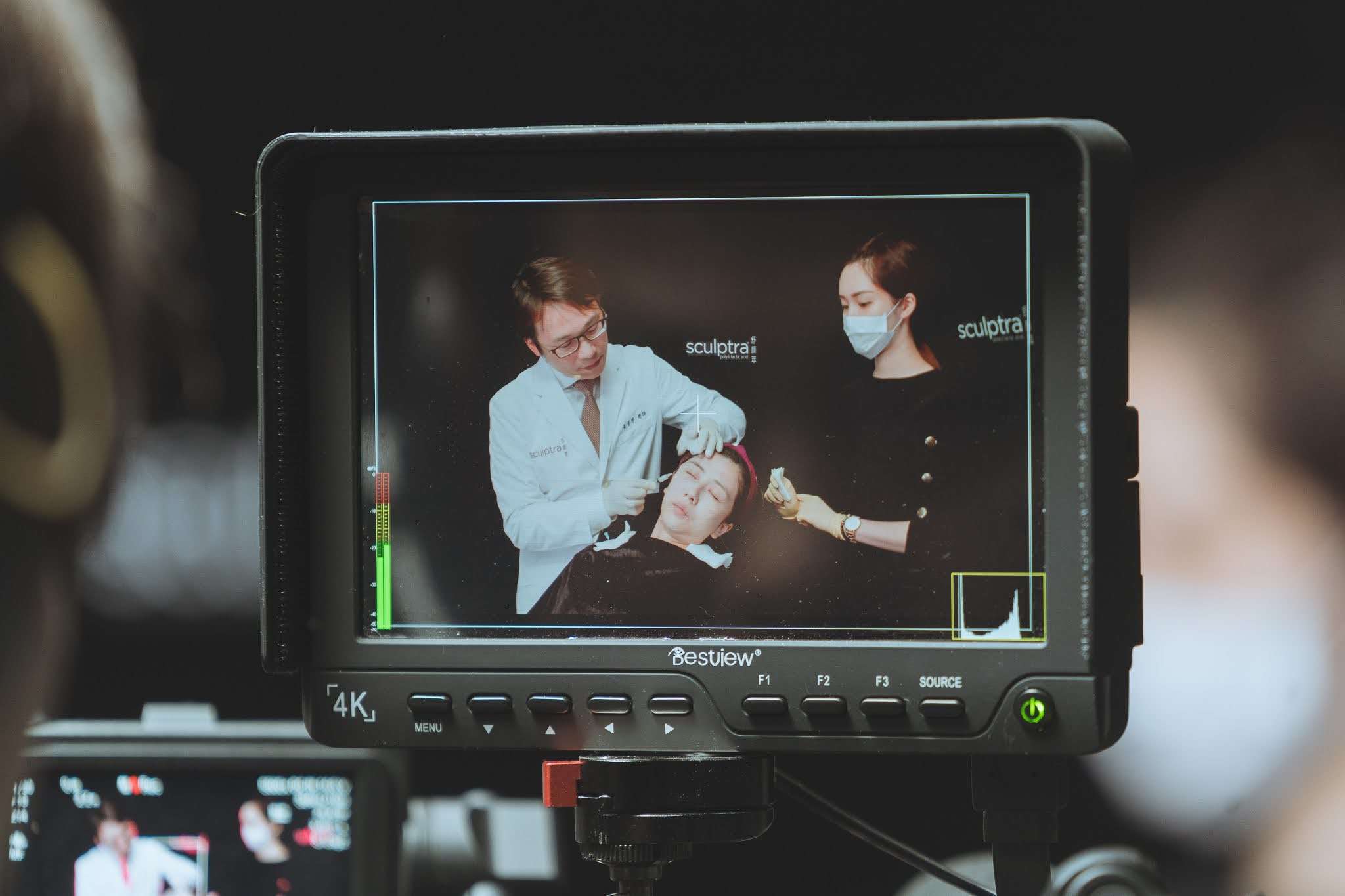 黃勇學醫師透過即時攝影轉播分享舒顏萃的注射技巧和面部年輕化的實際治療手法。