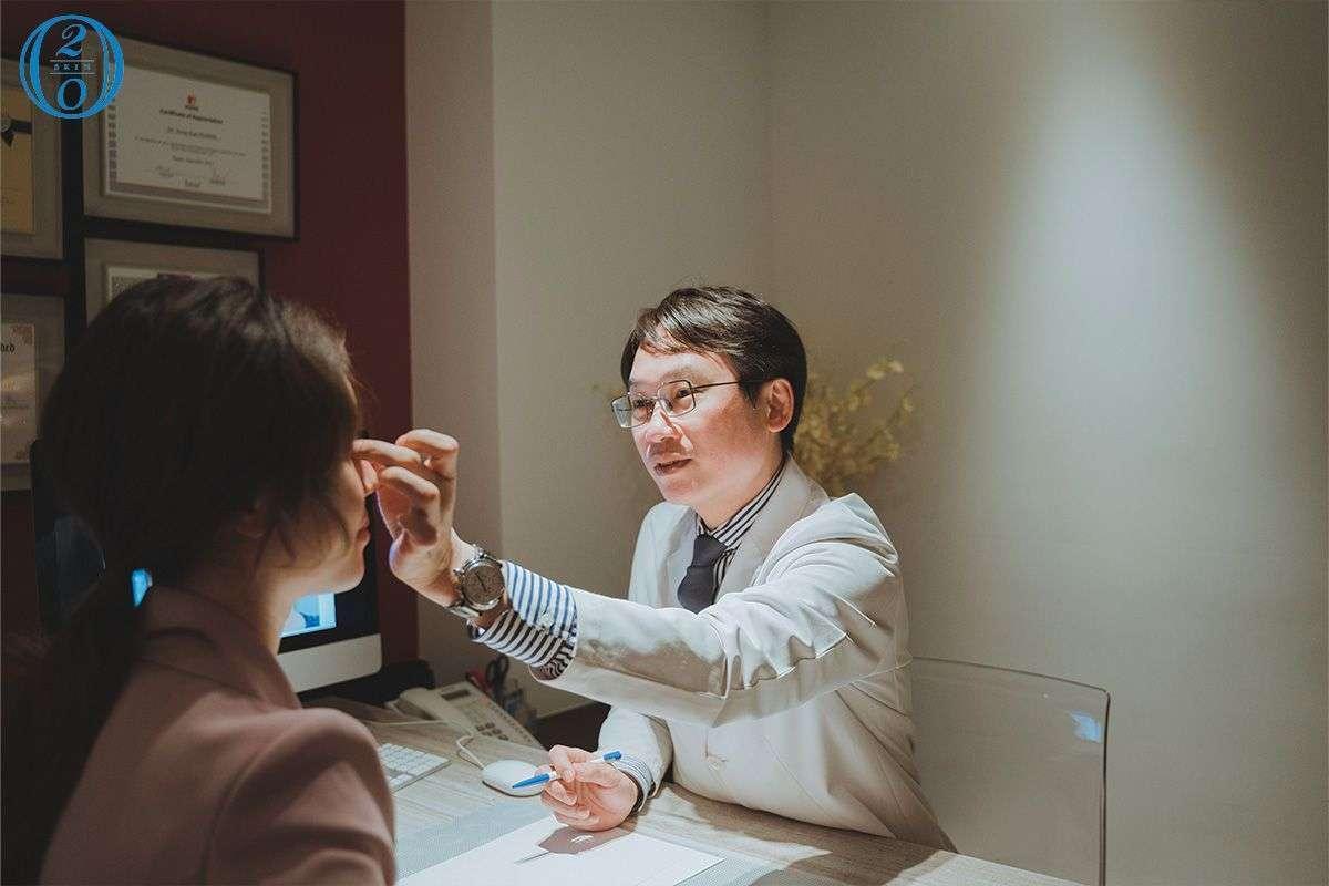 凹疤修復專業醫師評估 客製化療程規劃台中凹疤修復診所提供專業醫師諮詢，透過詳細肌膚檢測，評估適合的治療方案。依據不同類型的凹洞、痘疤，建議使用蜂巢皮秒雷射、童妍針或矽谷電波等療程，量身打造修復計畫，幫助患者重拾平滑肌膚。