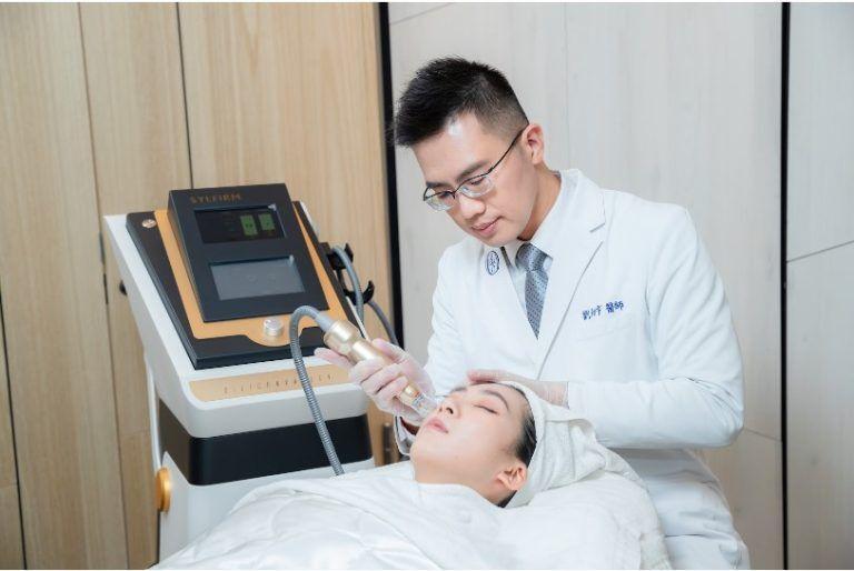 台中凹疤治療推薦！皮秒雷射精準修復痘疤凹洞台中四季皮膚科提供專業凹疤治療，透過蜂巢皮秒雷射刺激膠原蛋白增生，改善痘疤、凹洞與膚色不均問題，恢復肌膚平滑緊緻，適合受痘疤困擾的患者，專業醫師親自操作，安全有效，讓肌膚重拾細緻光滑！