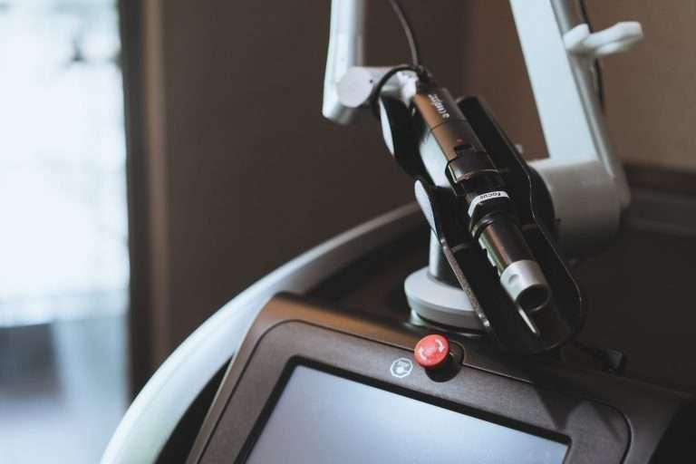 台中凹疤治療推薦！蜂巢皮秒雷射精準修復痘疤凹洞台中四季皮膚科引進蜂巢皮秒雷射，透過「光震效應」及專利的鉑金蜂巢探頭，產生LIOB效應(空泡效應)，有效改善痘疤凹洞、色素沉澱與膚色不均，搭配專業醫師評估，客製化凹疤治療方案，讓肌膚恢復平滑細緻！