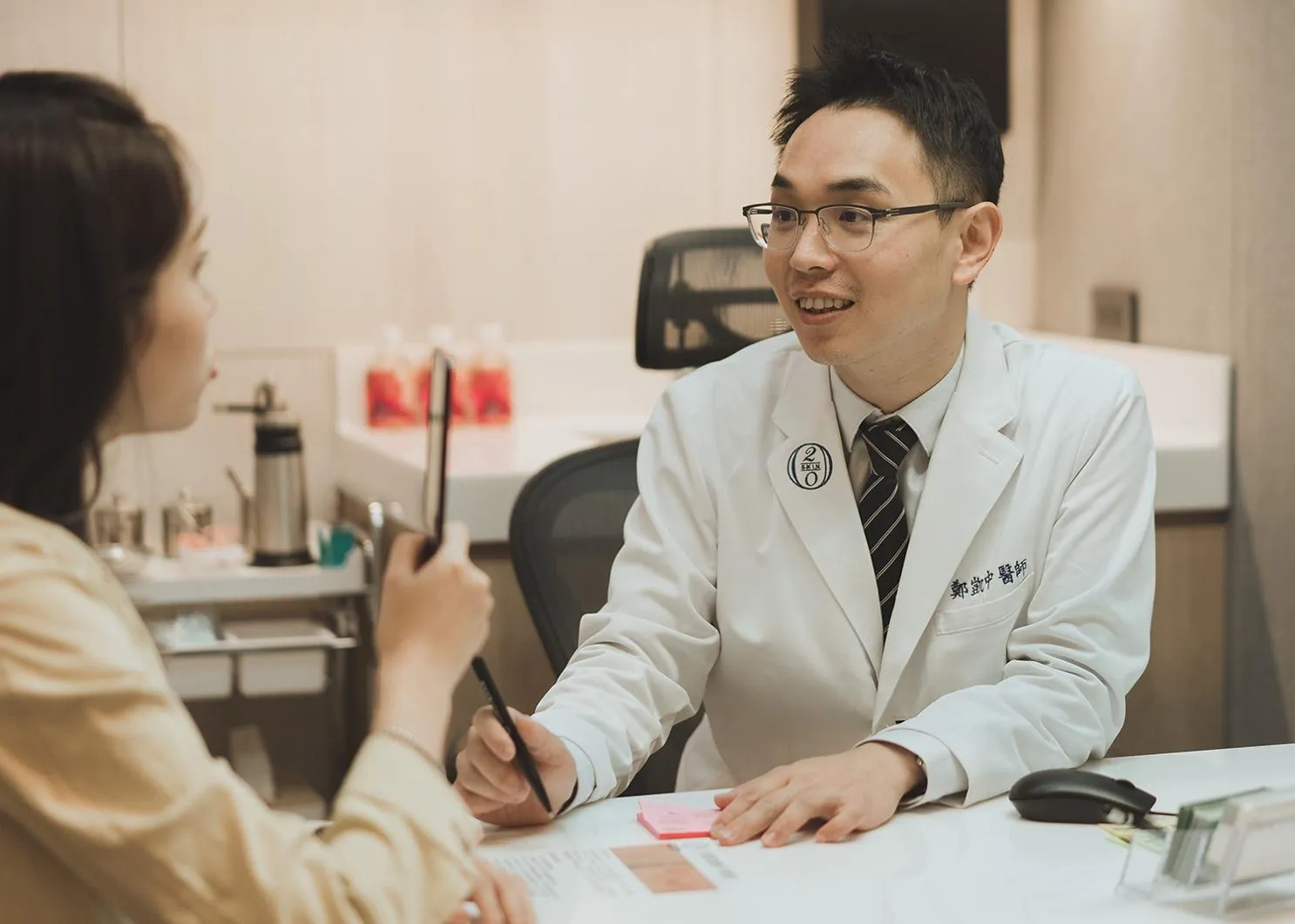 中區首批認證診所專業醫師為患者進行 青萃光DermaV 諮詢，根據膚況評估最佳療程，改善紅血絲、微血管擴張與酒糟肌問題，透過高效雙波長雷射技術，安全舒適達到均勻透亮的膚質效果。