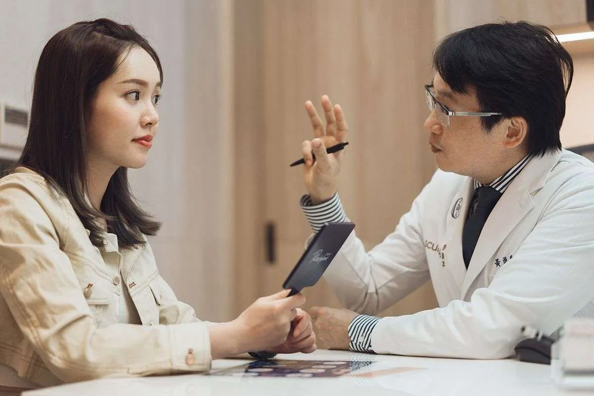 專業皮膚科醫師為顧客詳細解說得美微針筆 Dermapen 4™ 療程，透過非侵入性微針技術，促進膠原蛋白增生，改善痘疤、細紋與毛孔粗大問題，讓肌膚恢復光滑細緻，適合想淡化凹疤、均勻膚色的族群。