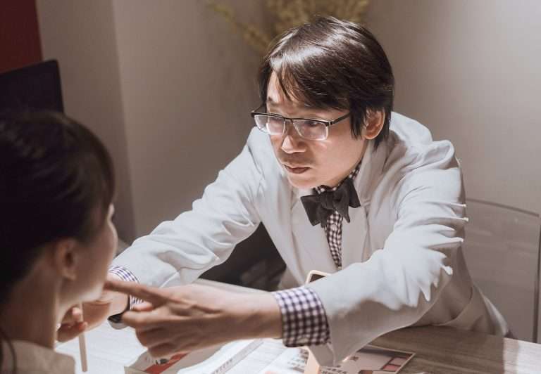 法令紋改善關鍵是什麼?醫師解析不同成因怎麼選療程! 黃勇學醫師透過提問與自我檢視的方式,幫助患者深入了解個人肌膚狀態