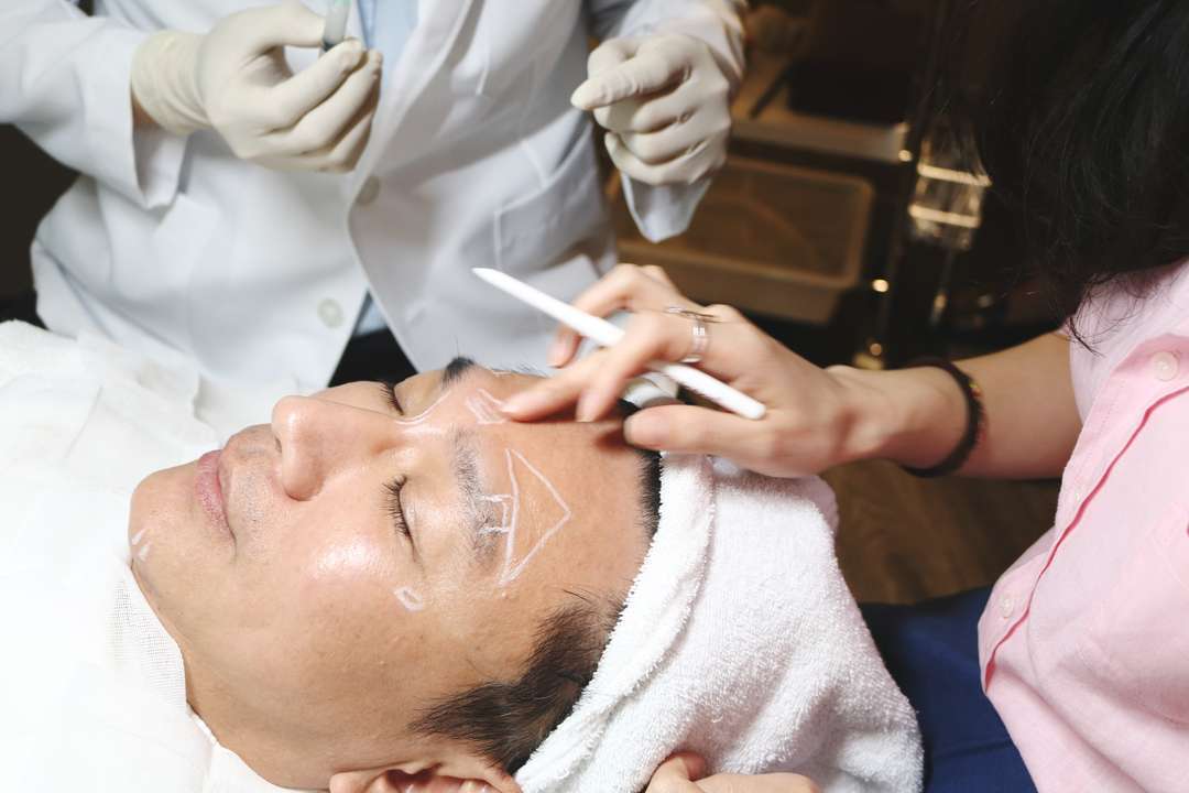 黃勇學醫師擁有豐富的微整形注射經驗，強調抗老化的「面部年輕化」治療