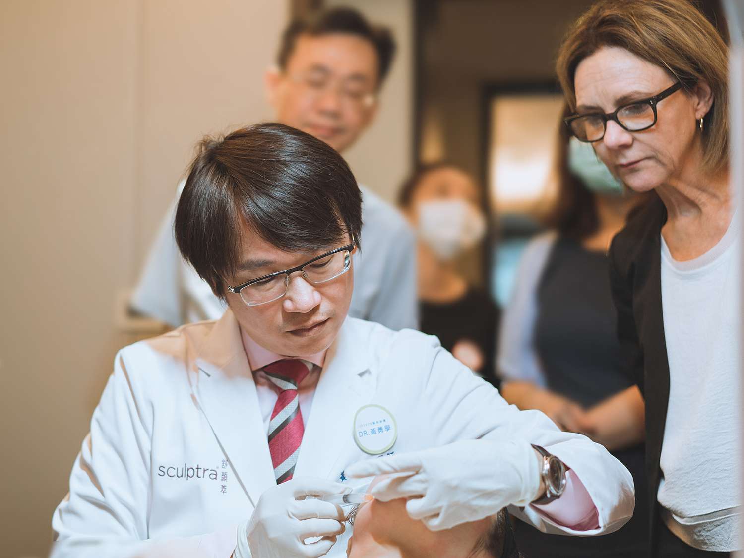 黃勇學醫師與舒顏萃教母Dr. Rebecca Fitzgerald分享亞洲人在意的蘋果肌、額頭注射技法