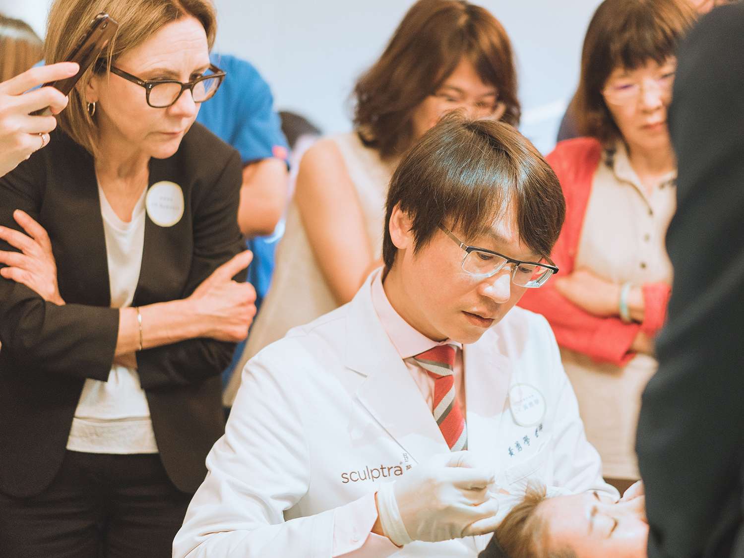 黃勇學醫師與Dr. Rebecca交流利用「安全性鈍針」和「舒顏萃」注射額頭的技法和心得