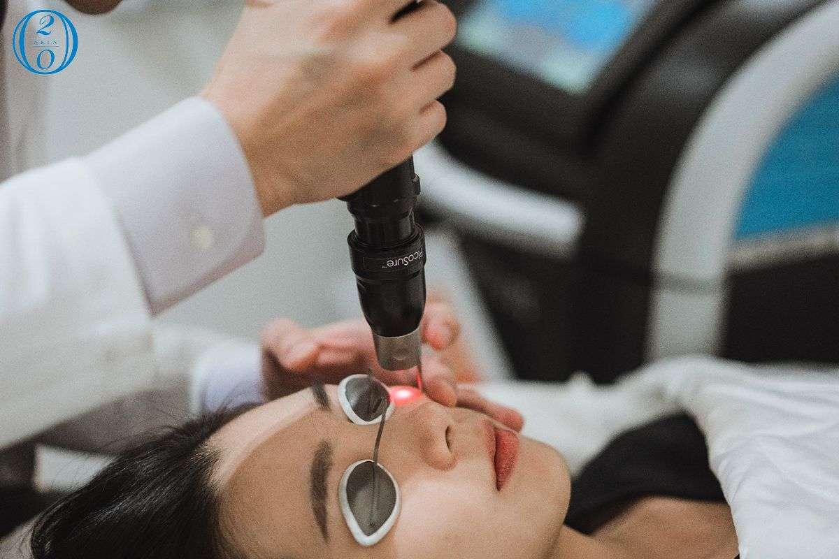 黃勇學醫師更與中國醫藥大學聯合研究以皮秒雷射透鏡模式運用到肝斑治療，研究發現透過皮秒雷射透鏡模式