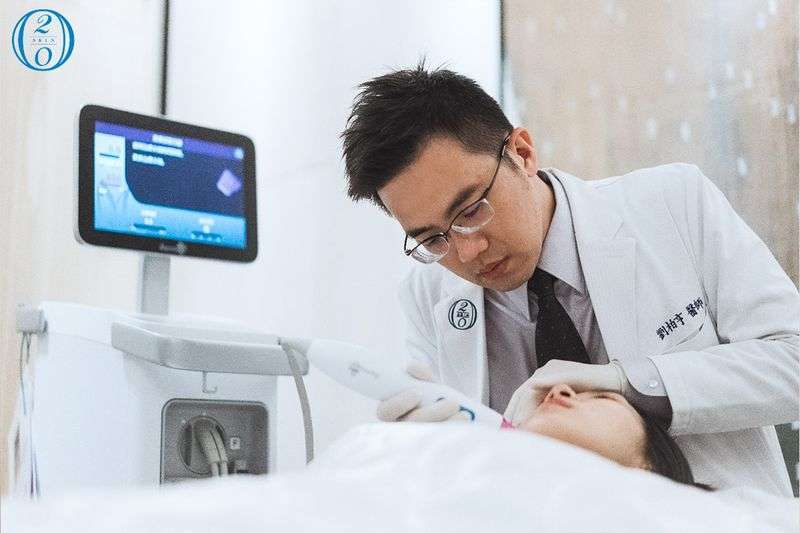 鳳凰電波推薦醫師劉柏亨推薦第四代鳳凰電波升級版，超過10年的電波拉皮治療經驗。