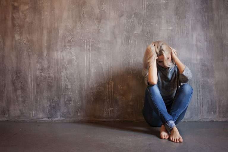 電波拉皮導致水泡燙傷?關於電波安全性,一定要知道的四件事! 坐在地上的女孩